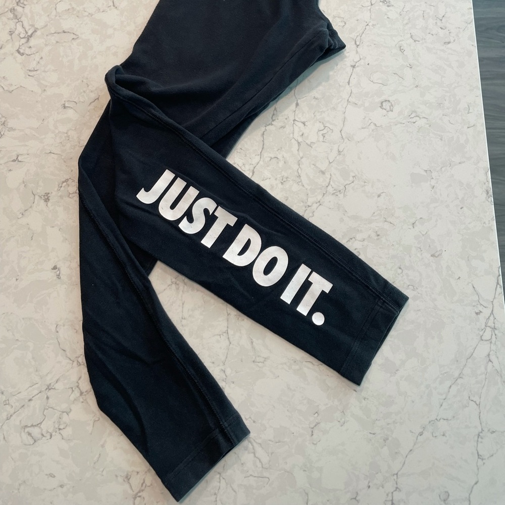Black NIKE leggings.
